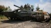 Українські військові їдуть на бойовій машині піхоти БМП-1 у звільненому від армії РФ селі Нескучне на Донеччині, 13 червня 2023 року