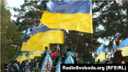 Могили військовослужбовців на кладовищі у Білогородці. Київська область