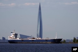 Российский танкер на фоне здания "Газпрома" в Санкт-Петербурге