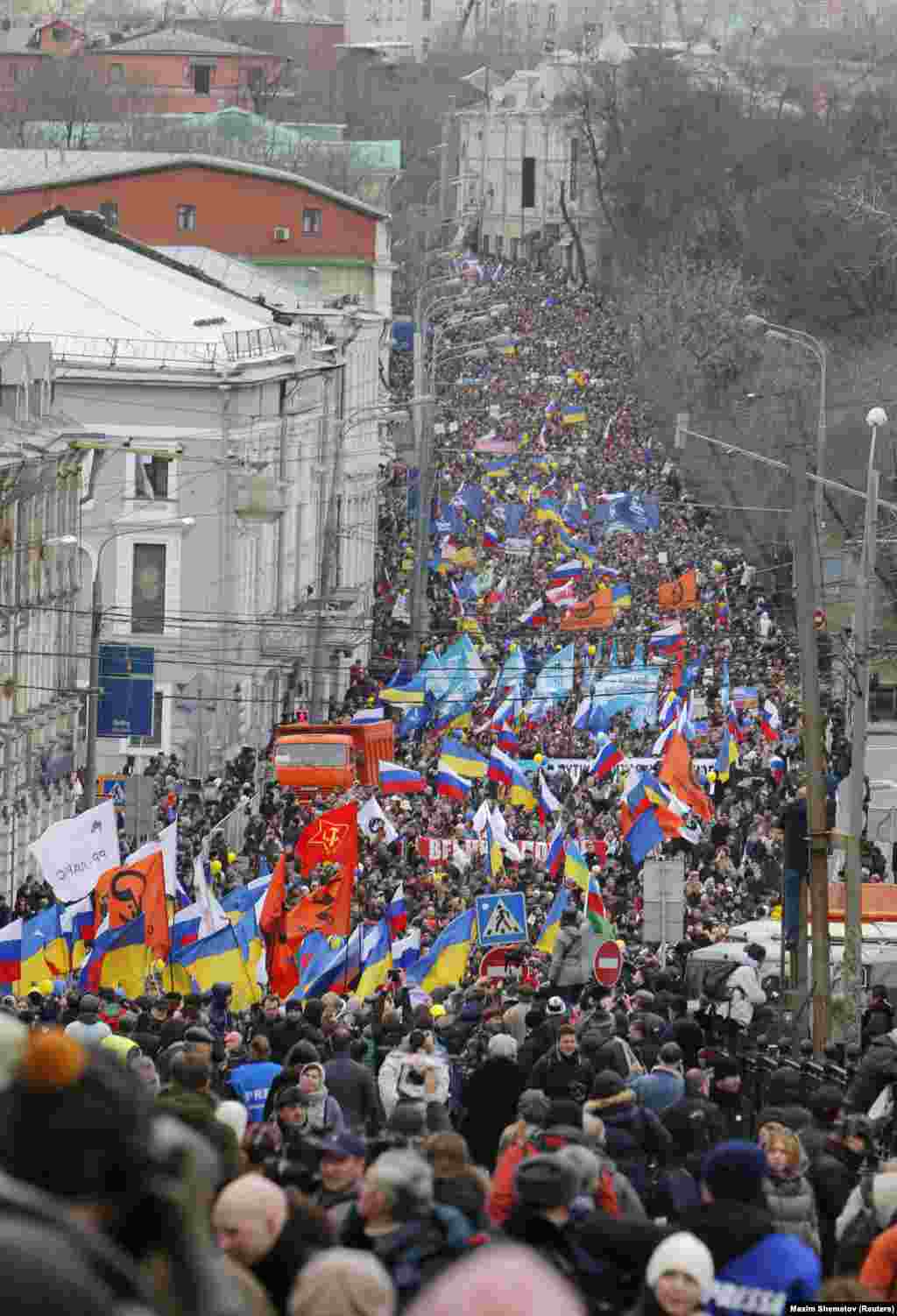 Массовый митинг в Москве 15 марта 2014 года против военного захвата Крыма Россией. Позже Путин сообщил, что о своем намерении «начать работать над возвращением Крыма в состав России» он заявил в феврале 2014 года в конце ночной встречи со своими службами безопасности.