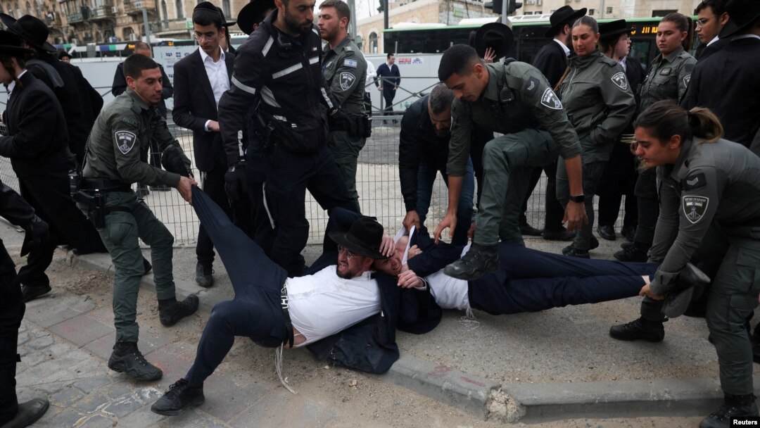 Ultraortodoksni Jevreji protestuju protiv pokušaja promjene vladine politike koja im daje izuzeće od služenja vojnog roka, u Jerusalimu, 26. februara 2024.