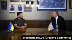 Президент України Володимир Зеленський і президент Азербайджану Ільгам Алієв (праворуч) у день саміту Європейської політичної спільноти. Булбоака, Молдова, 1 червня 2023 року