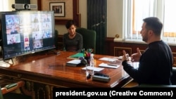 Ukrajinski predsjednik Volodimir Zelenski tokom videokonferencije s platformom za prikupljanje sredstava United24 u Kijevu, 7. 4. 2024.