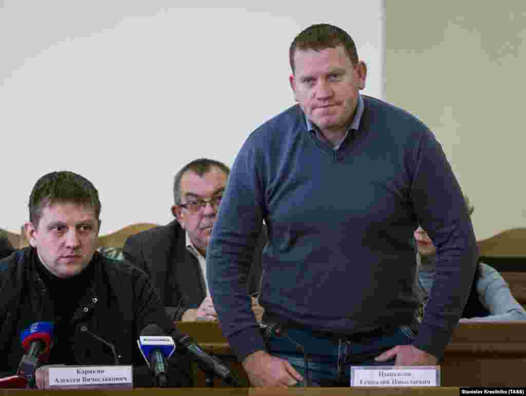 Геннадий Цыпкалов, 1973–2016 Цыпкалов родился в Ростовской области России. Вместе с семьей он переехал в Луганскую область советской Украины и работал на разных должностях, в том числе водителем грузовика. Некоторое время он занимал пост главы правительства "ЛНР", и украинцы считали его одним из наиболее разумных сепаратистов, сдержавшим свое слово при заключении соглашений о прекращении огня. В сентябре 2016 года Цыпкалов был задержан в связи с "попыткой государственного переворота" против руководства "ЛНР" и умер в своей камере. Власти самопровозглашенной "народной республики" заявили, что он покончил с собой, осознав "глубину своих преступных деяний".