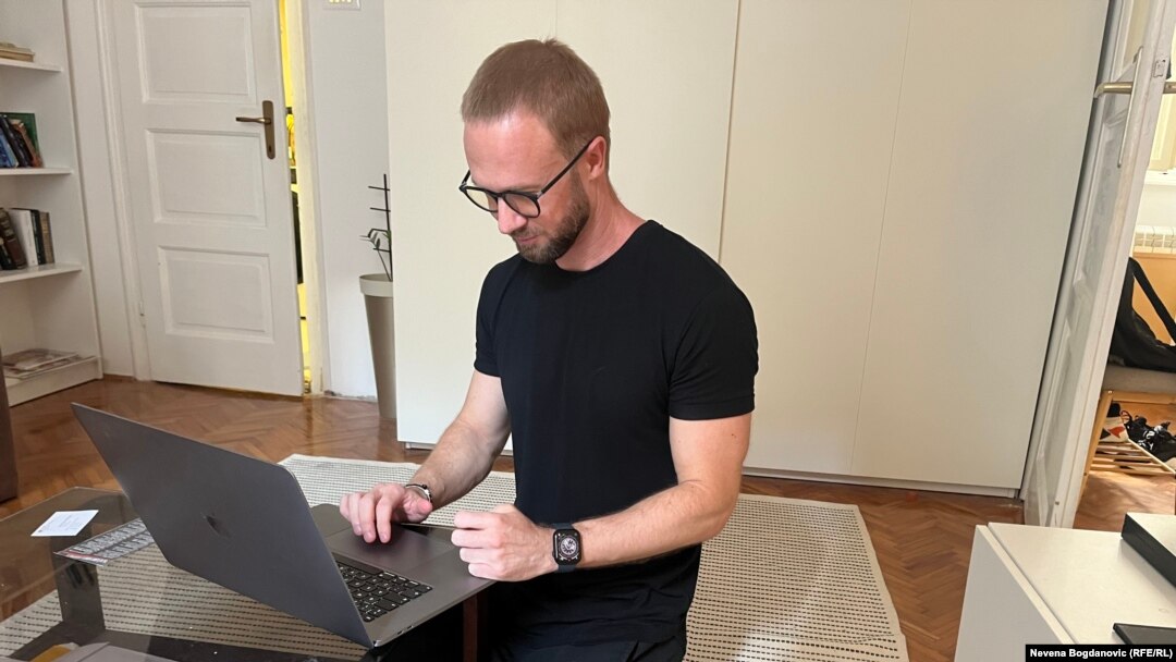 Laptop je Andreju Gnjotu "prozor u svet". Svakodnevno se, kako kaže, dopisuje sa porodicom i prijateljima, ali i sa aktivistima za ljudska prava, i ostalima koji mu pomažu da ne bude izručen u Belorusiju, 14. jun 2024.