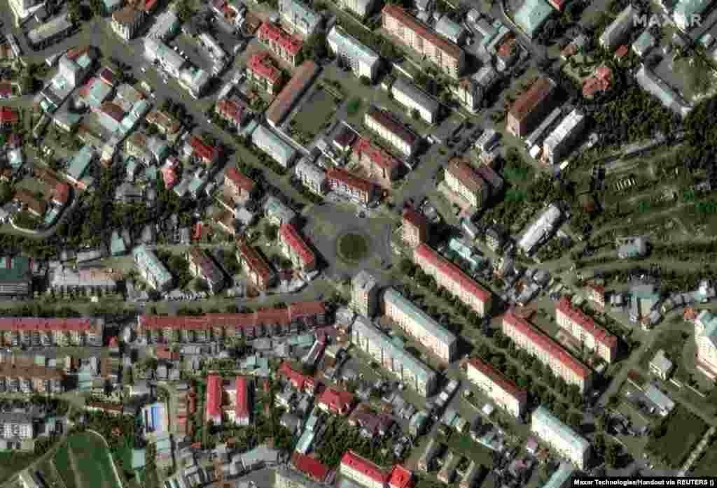 Опустевшие улицы Степанакерта, фото со спутника. 29 сентября 2023 года. Правительство Армении заявило 2 октября, что&nbsp; из региона с численностью населения около 120 тысяч человек выехало более 100 тысяч.
