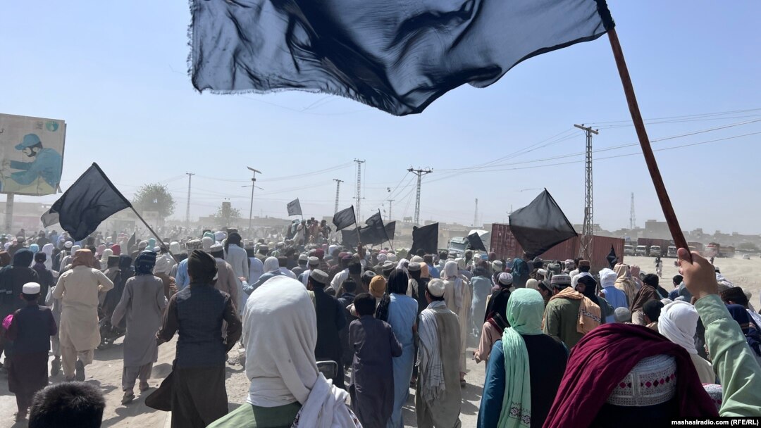په چمن کې د اګست ۱۴مې لاریونوالو په لاسونو کې تور بیرغونه نیولي ول.