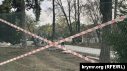 Trenev parkında bordürlerni deñiştirmege devam eteler. Aqmescit, Qırım, 2023 senesi noyabr ayı
