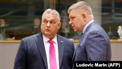 Прэм’ер-міністар Вугоршчыны Віктар Орбан (зьлева) размаўляе з сваім славацкім калегам Робэртам Фіцам перад пачаткам саміту лідэраў ЭЗ у Брусэлі