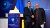 Голова МЗС України Дмитро Кулеба та високий представник ЄС із зовнішньої політики Жозеп Боррель під час зустрічі в Брюсселі, листопад 2023 року