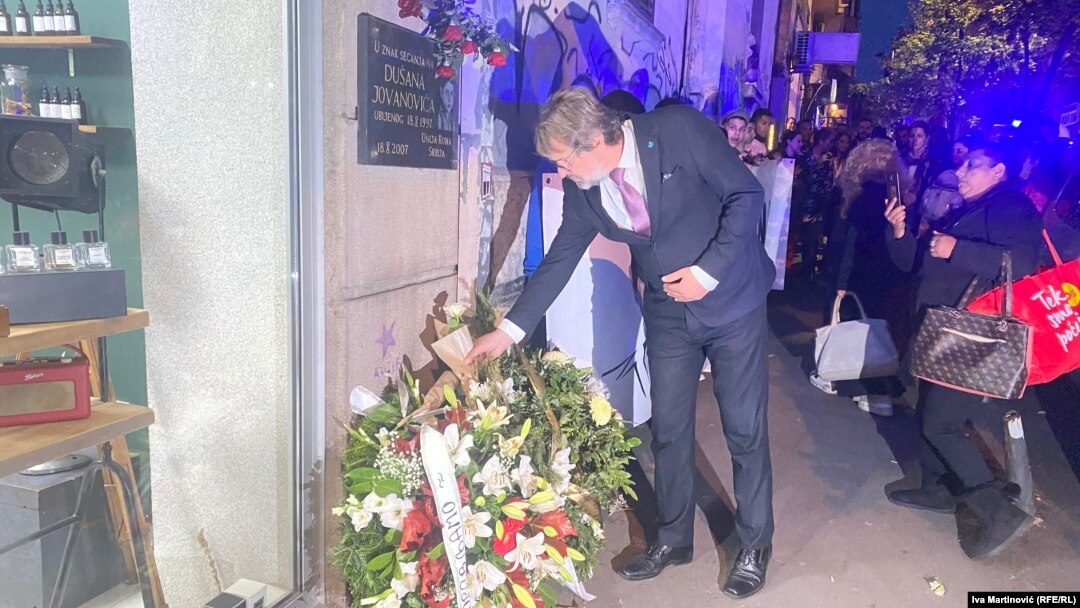 Ministar za ljudska i manjinska prava Tomislav Žigmanov polaže cveće na mestu gde je ubijen Dušan Jovanović, 18. oktobar 2023.