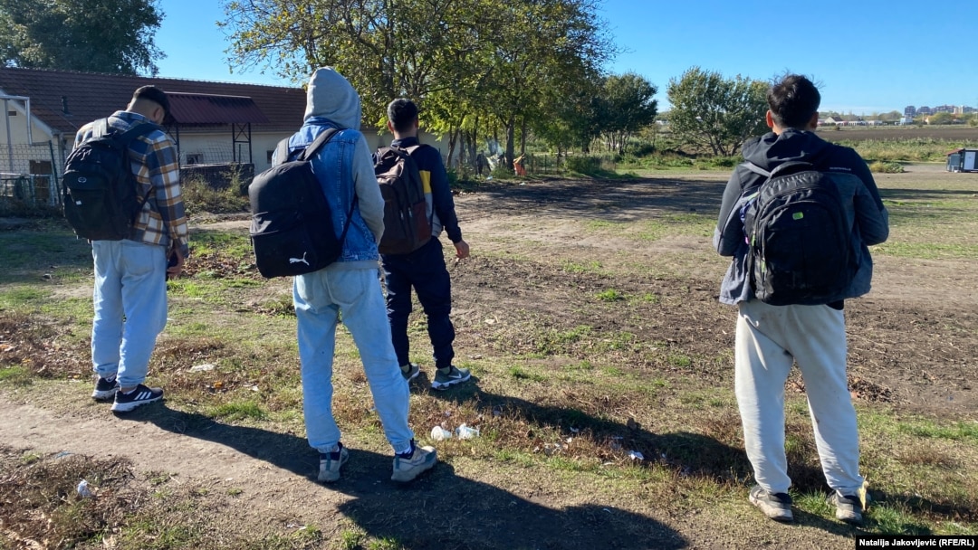 Izbeglice iz Avganistana u blizini kampa u Subotici na severu Srbije, 1. novembar 2023.