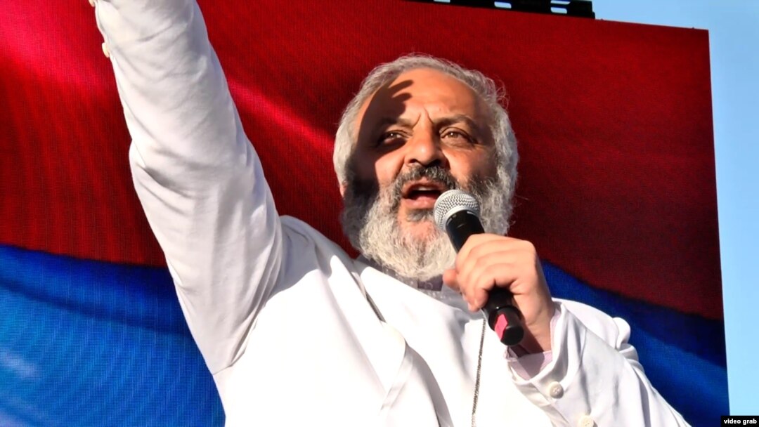 Arhiepiscopul Bagrat Galstanian conduce un protest împotriva prim-ministrului Nikol Pashinian, la Erevan.