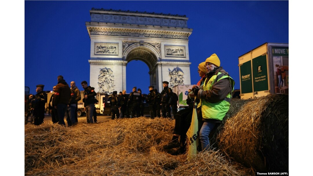 Poljoprivrednici na senu kod Trijumfalne kapije, Pariz, 1. mart 2024.
