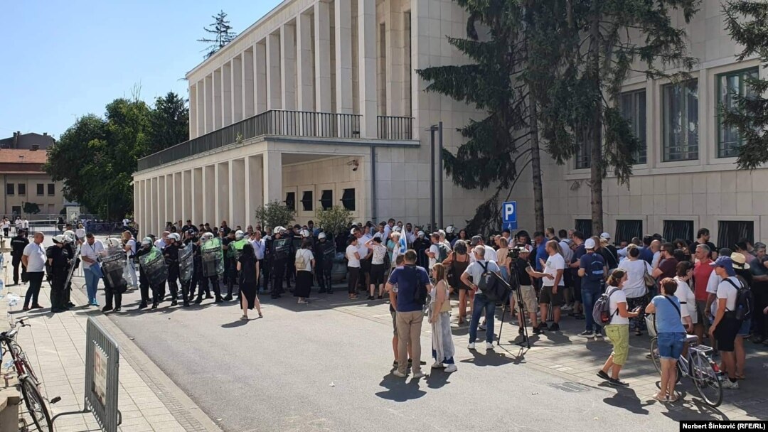 Kordon policije ispred zgrade u kojoj je zasedala skupština Novog Sada, na protestu 21. jula 2022. godine. 