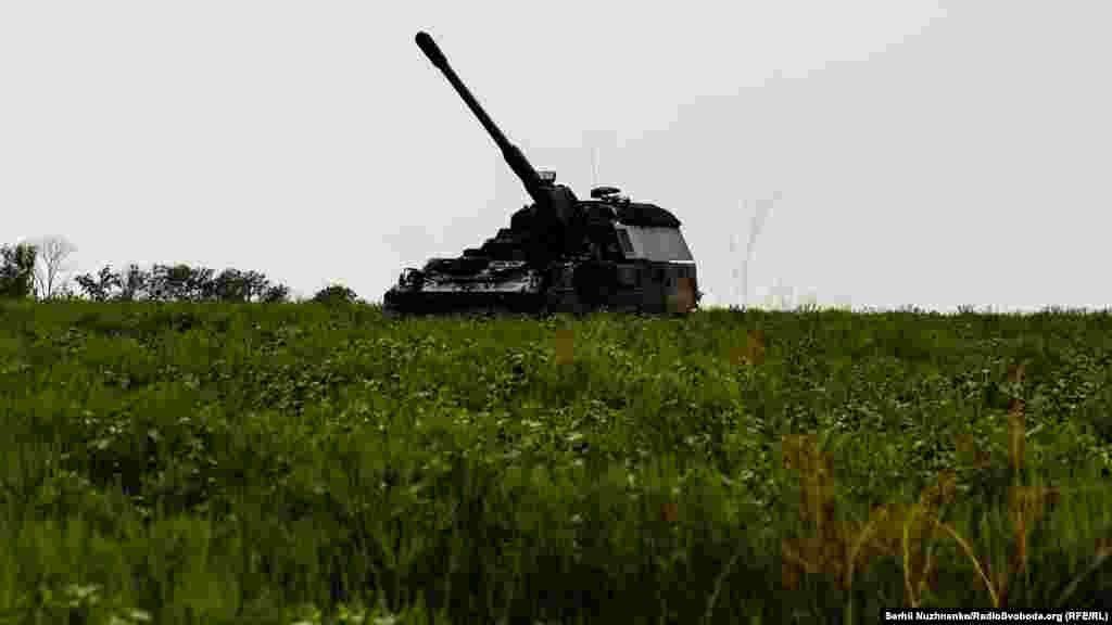 Німецька САУ «PzH 2000» на службі у ЗСУ на вогневій позиції. Донецька область, серпень 2022