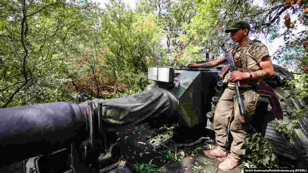 Німецька САУ «PzH 2000» на фронті російсько-української війни. Донбас, Україна. Серпень 2022 року 