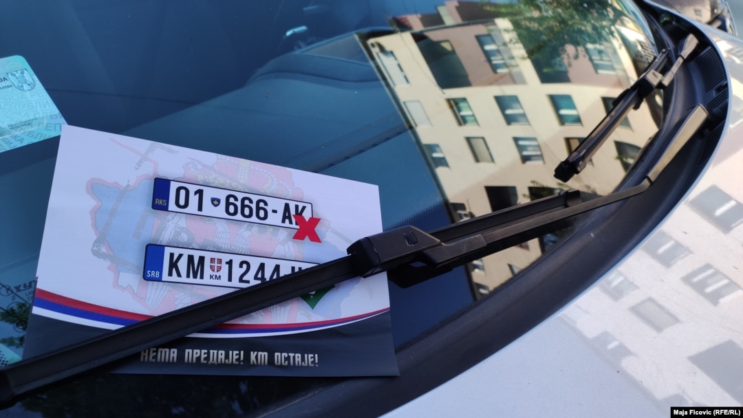 Leci u Severnoj Mitrovici protiv odluke Kosova u vezi sa automobilskim tablicama, 1. septembra 2022.