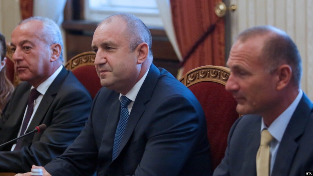 Гълъб Донев, Румен Радев и Росен Христов по време на служебния кабинет на Донев. Министри в него твърдяха, че България рискува да загуби стотици милиони в арбитраж, ако не поднови доставките от "Газпром". Сега руската компания е осъдена да плати, защото е спирала доставки.