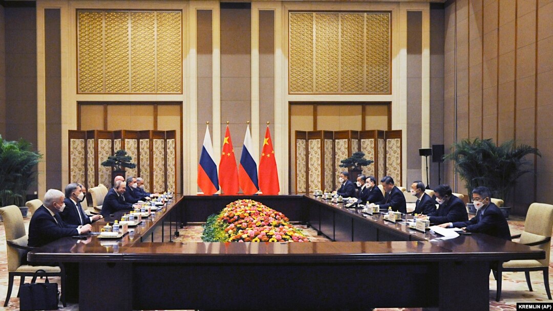 Sastanak delegacija Kine i Rusije 4. februara kada su predsednici dve zemlje, Si Đinping i Vladimir Putin, proglasili partnerstvo "bez granica".