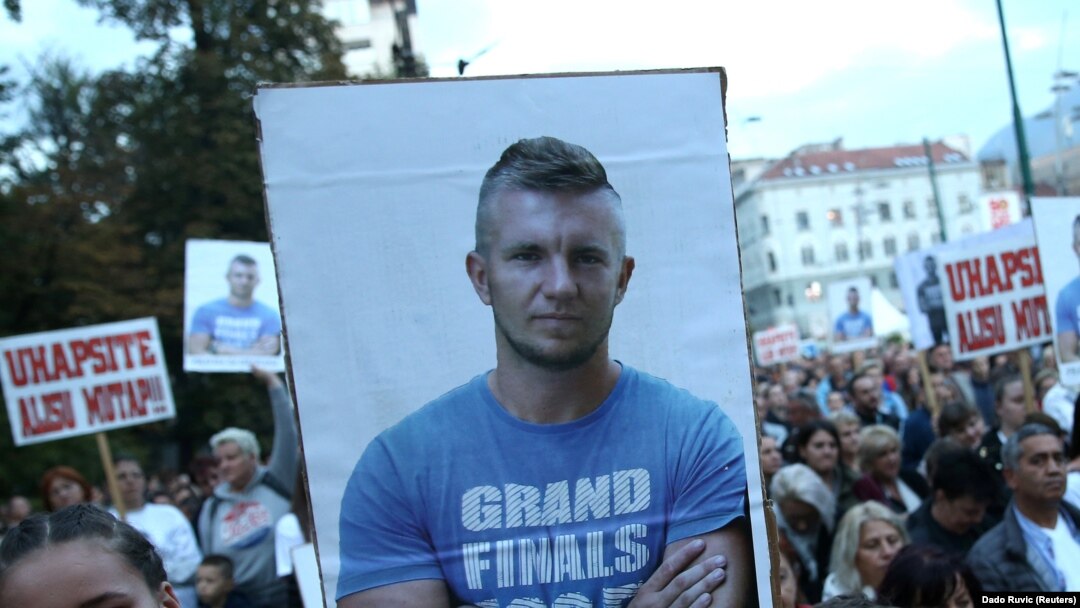 Fotografija Dženana Memića na protestima na kojim je tražena istraga u državnom tužilaštvu o njegovoj smrti, Sarajevo, 2018.