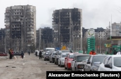 Люди на приватних автомобілях намагаються виїхати із заблокованого російськими військовими Маріуполя, 17 березня 2022 року
