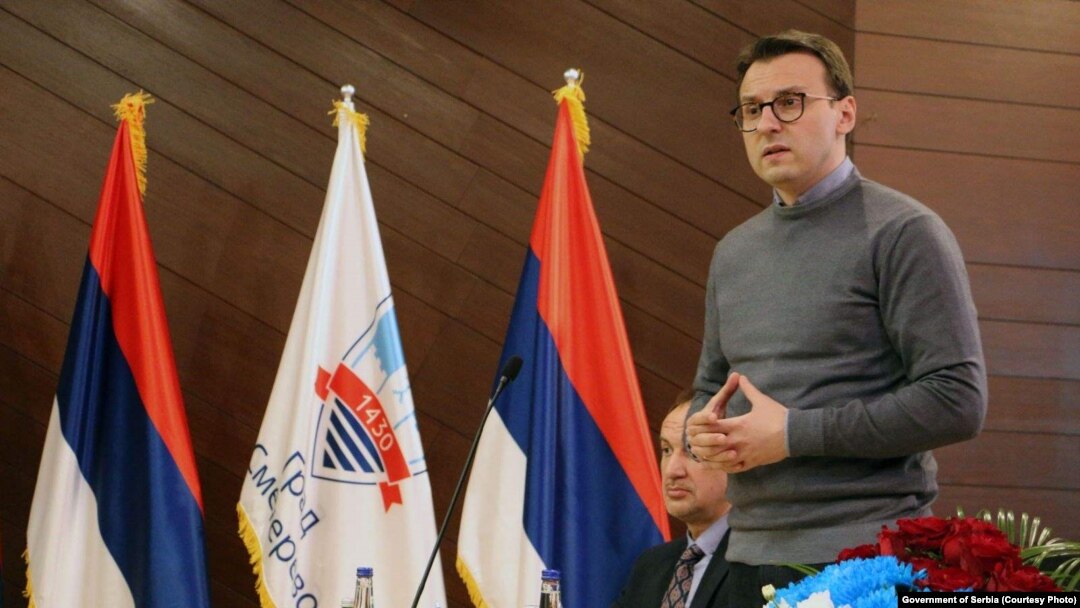 Petar Petković: Najbolji rezultat Srpske liste od kada učestuje na izborima. Na fotografiji tokom razgovara sa srpskim izbeglicima sa Kosova u Smederevu, 12. oktobar 2021. 