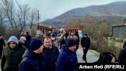 Okupljeni na protestu se protive i "ultimatumima i rokovima za uklanjanje barikada".