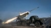 Višecjevni raketni bacač ukrajinske armije Grad ispaljuje rakete na ruske položaje na liniji fronta u blizini Soledara u oblasti Donjecka, 11 januara 2022.