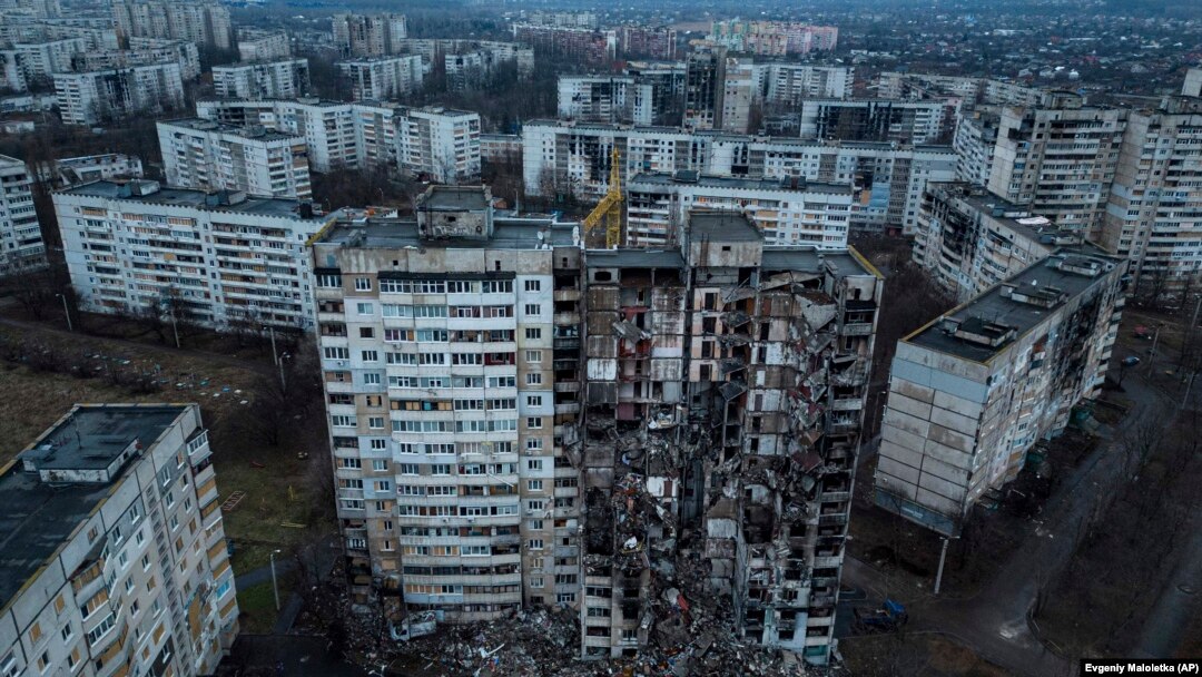 Житлові будинки, пошкоджені російськими обстрілами, в мікрорайоні Салтівка, Харків, 22 грудня 2022 року