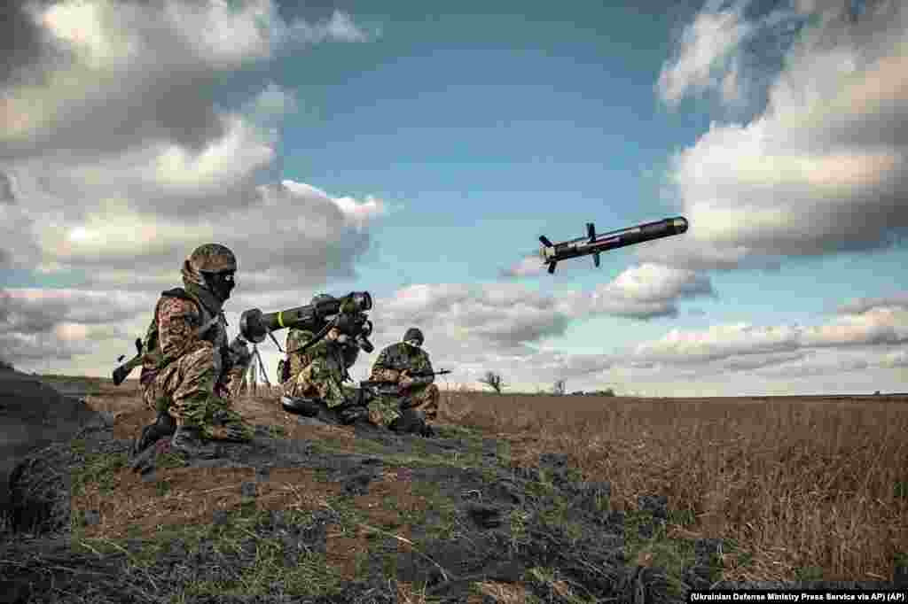Ракеты Javelin Изначально этот вид ракет воспринимался как ключевое оружие против российской бронетехники. Однако с учетом стоимости Javelin &mdash;&nbsp;более 200&nbsp;тысяч долларов за единицу&nbsp;&mdash; ракеты&nbsp;были заменены значительно более дешевыми FPV-дронами. Около половины американских запасов Javelin, приблизительно 25&nbsp;тысяч ракет, были отправлены в Украину с 2022 года. Большая часть пакета военной помощи, объявленного 30 декабря, не конкретизирована, она включает &laquo;программное обеспечение, одежду и индивидуальное снаряжение&raquo;, а также &laquo;услуги, обучение и транспорт&raquo;