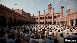 د پېښور په سنهري جومات کې ګڼ خلک د اختر لمانځه ته ورغونډ شوي - پخوانی انځور. 