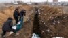 Невдовзі після початку блокади у Маріуполи почали з’являтися масові та хаотичні поховання загиблих цивільних (на фото: масове поховання, 9 березня 2022 року)