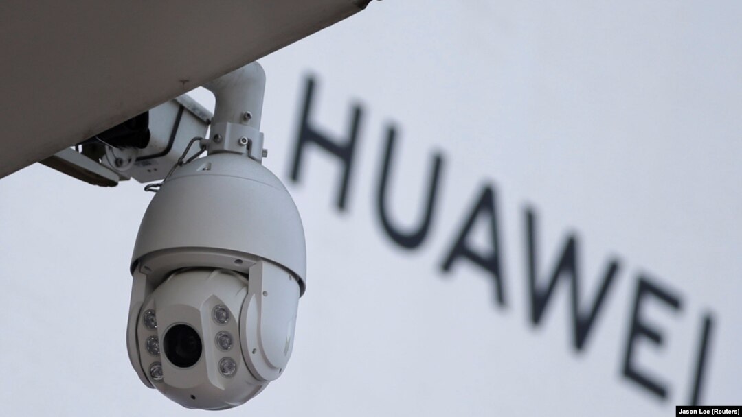 Kamera za nadzor blizu znaka Huaveja isped trgovinskog centra u Pekingu