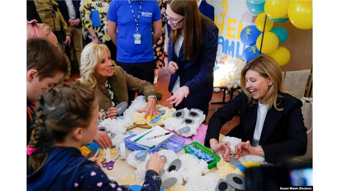 Jill Biden i Olena Zelenska sa grupom djece koja žive u Školi 6, prave poklone za Dan majki, 8. maj