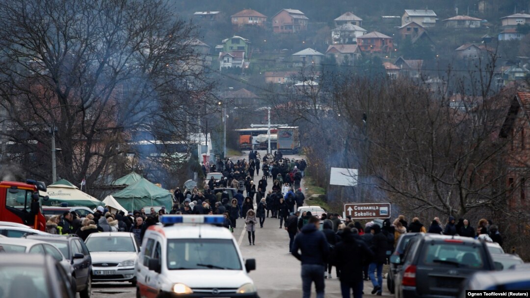 Srbi na severu Kosova podigli su barikade 10. decembra, kada su vlasti na Kosovu najavile hapšenje bivšeg srpskog policajca (na fotografiji: lokalni Srbi uz barikade u selu Rudine nedaleko od Severne Mitrovice, Kosovo, 13. decembar 2022.)