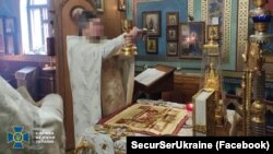 Фото СБУ, оприлюднене 7 грудня 2022 року щодо судового вироку священнику УПЦ (МП), який, як зазначили у відомстві, «зливав» інформацію ворогові про позиції ЗСУ в Сєвєродонецьку 