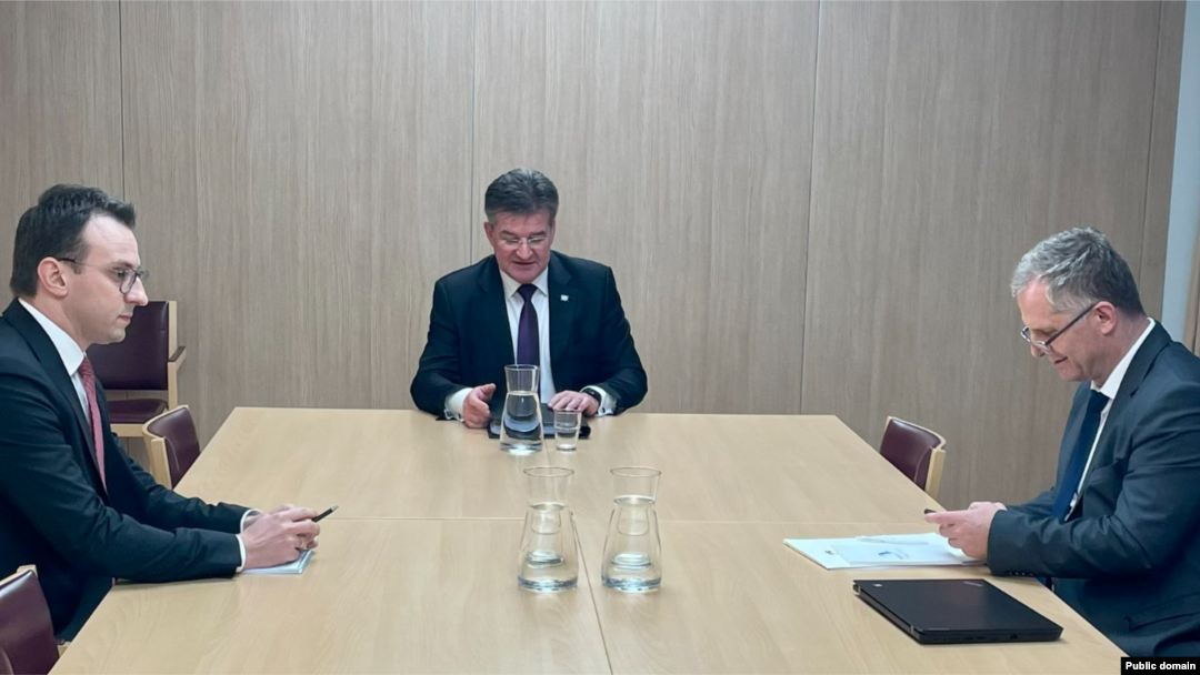 Petar Petković(levo), Miroslav Lajčak (u sredini) i Besnik Bisljimi (desno) na jednom od susreta u Briselu