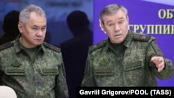 Fostul ministru rus al Apărării Serghei Șoigu și șeful Statului Major General al Forțelor Armate Ruse Valeri Gherasimov, la o întâlnire cu președintele rus Vladimir Putin la Moscova, Rusia, 27 februarie 2022. 