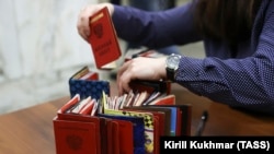 Орусияда аскерге чакыртылгандардын аскердик билеттери.