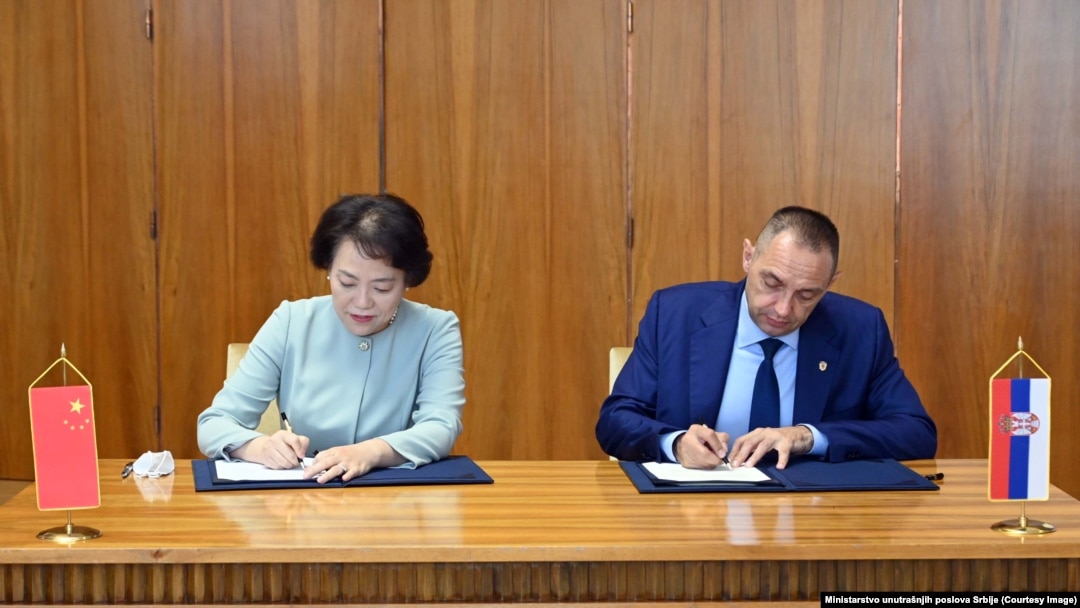  Ministar unutrašnjih poslova Aleksandar Vulin i ambasadorka NR Kine u Beogradu Čen Bo potpisuju dokument o donaciji Kine sistema 112, 28. septembar 2022. 