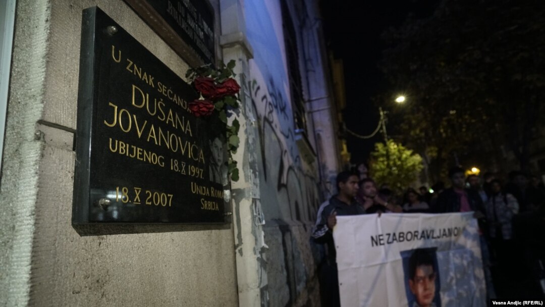 Dušana Jovanovića su 18. oktobra 1997. godine ispred zgrade u kojoj je živeo do smrti pretukla dva pripadnika neonacističkog "skinhead" pokreta.
Razlog da presretnu i brutalno pretuku dečaka koji je u tom trenutku imao 13 godina bila je njegova boja kože