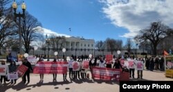 تصویر دیگری از تجمع اعتراضی ۲۲ فوریه در مقابل کاخ سفید
