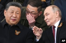 Президент Росії Володимир Путін (праворуч) та очільник Китаю Сі Цзіньпін у Москві, 9 травня 2025 року