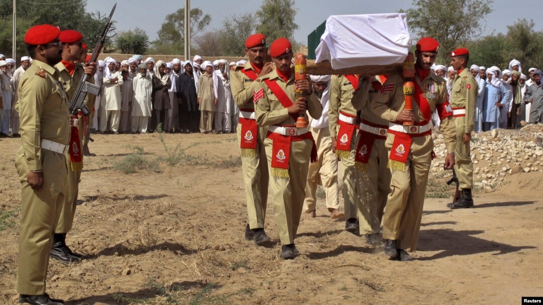 په جنوبي وزيرستان کې پوځيان د يو سرتېري مړی د ښځولو لپاره وړي ـ انځور له ارشيفه