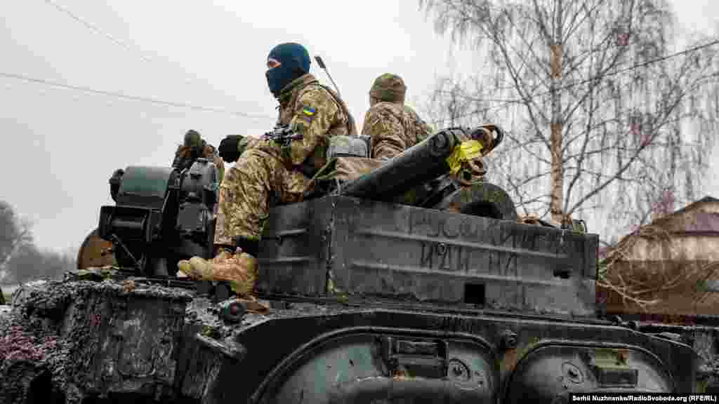Украинские военные патрулируют улицы разрушенного села