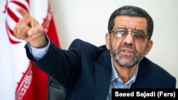 عزتالله ضرغامی با اشاره به پدیده «عمامهپرانی» میگوید معترضان «از جای دیگر عصبانی هستند اما تلافی مشکلات را بر سر آخوندی در میآورند که به نان شب محتاج است»