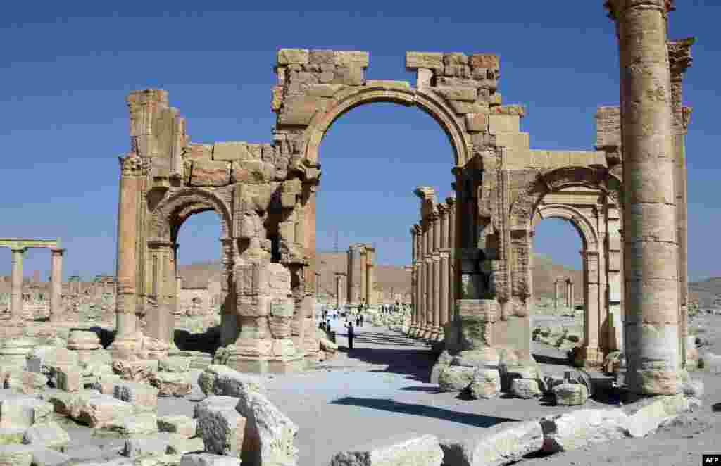آثار رومی در پالمیرا. ۲۲۰ کیلومتری شمال شرق دمشق.