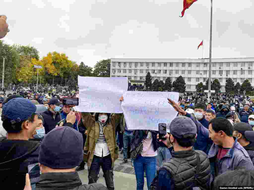 Митингге чыккан кыздар. 12:33, 6-октябрь, 2020-жыл. 
