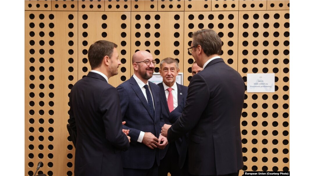 Šarl Mišel i Aleksandar Vučić u neformalnom razgovoru tokom Samita, u prisustvu nekoliko drugih lidera, među kojim i češkog premijera Andreja Babiša